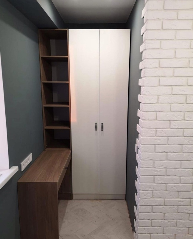 Встроенные распашные шкафы-Встроенный шкаф с белыми распашными дверями «Модель 11»-фото1